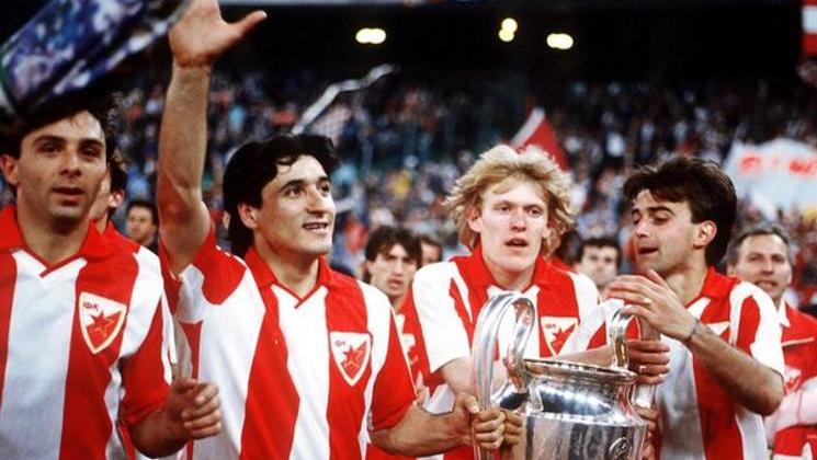 Vlado Stosic - Darko Pancev - Robert Prosinecki - Slobodan Marovic ( Roter Stern) avec le trophee -Coupe Europe - Roter Stern Belgrad /Olympique Marseille- 29.05.1991 - Football Foot - largeur attitude joie trophee coupe Im752743