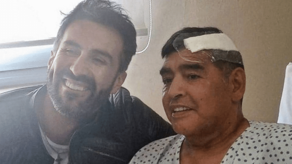 O neurocirurgi&atilde;o Luciano Luque e Diego Armando Maradona, em 2020, ap&oacute;s cirurgia