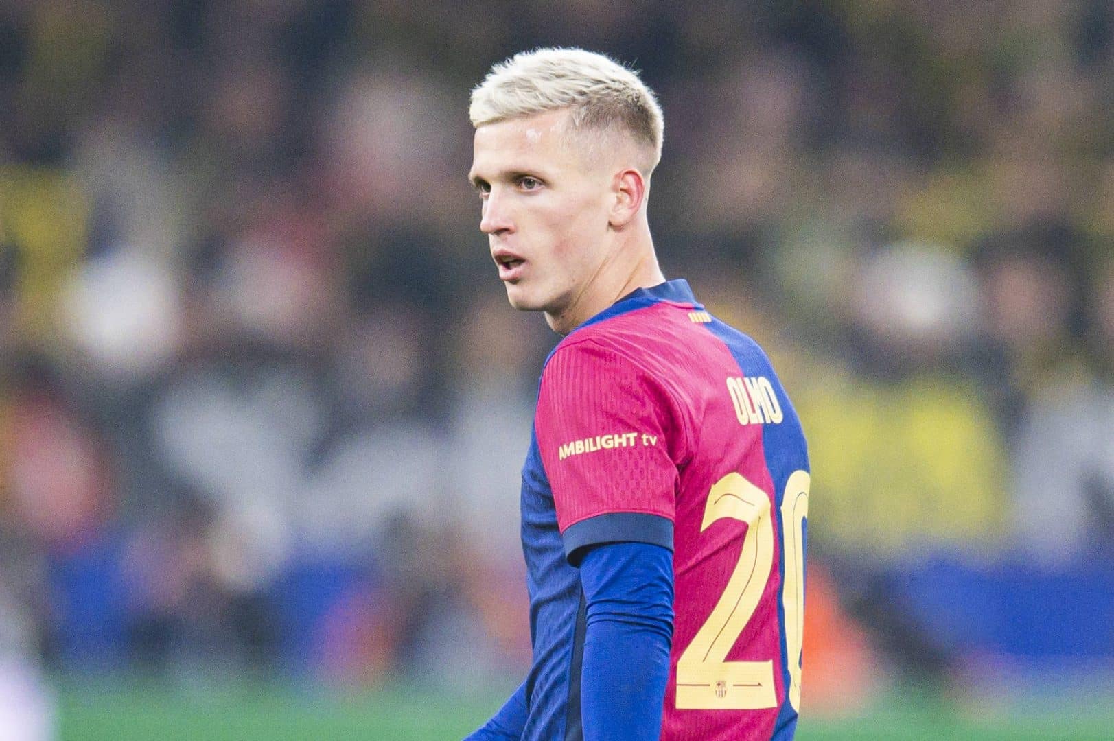 Dani Olmo parece cada vez mais distante do Barcelona. Milan pode ser o próximo destino do meia, pelo menos pelos próximos seis meses