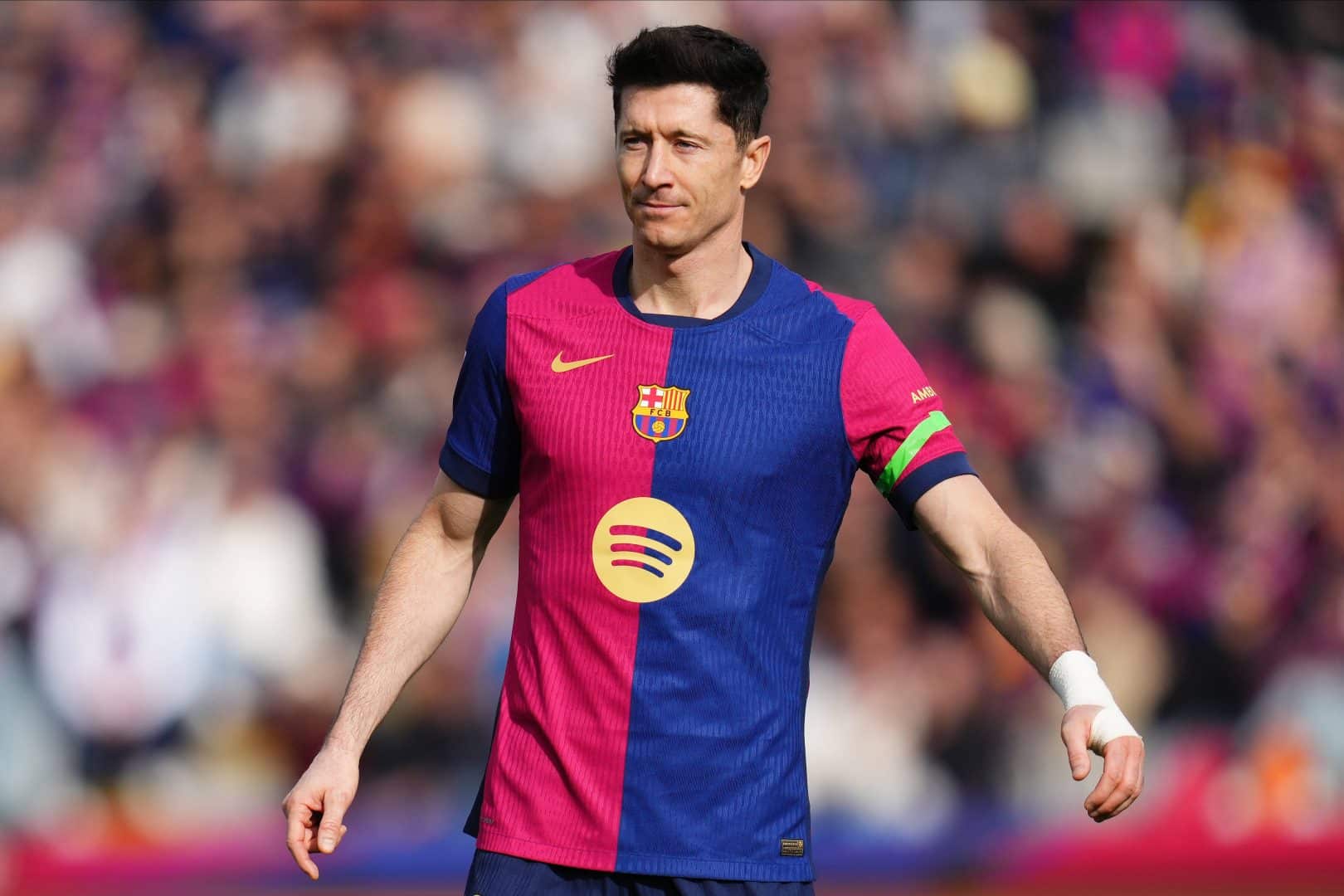 Barcelona decide não ativar cláusula de rescisão contratual de Lewandowski e permanecerá com o polonês para 2026