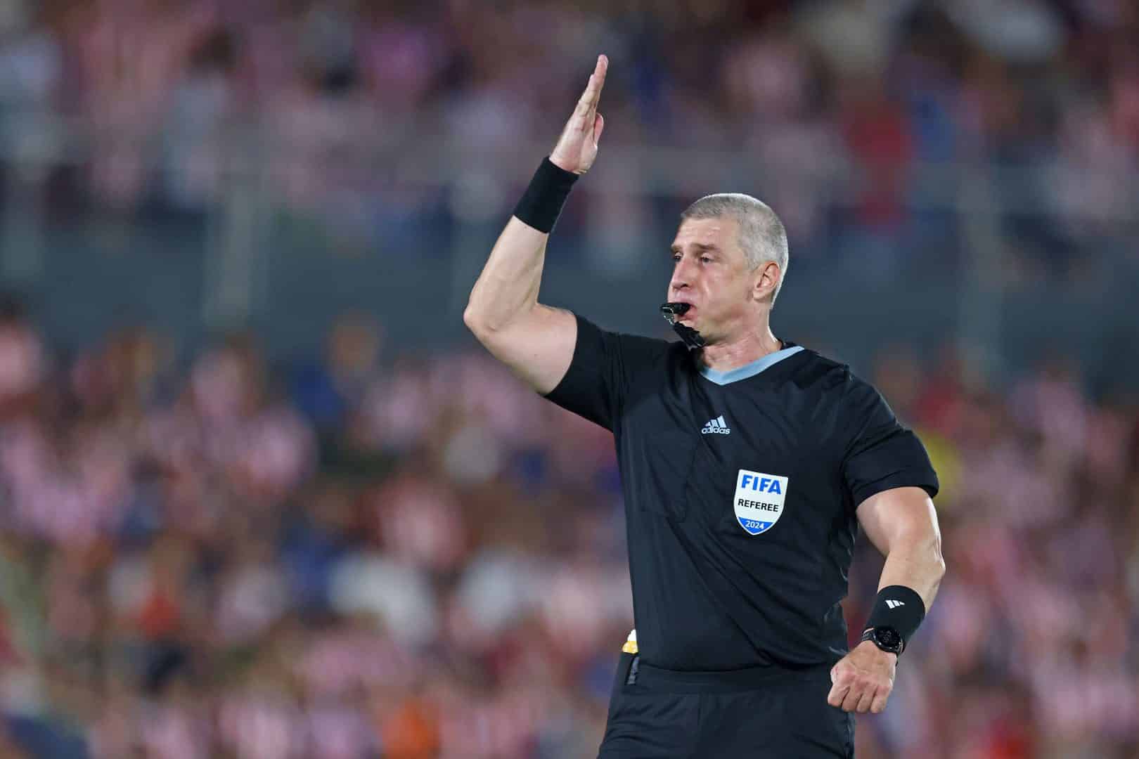 O árbitro brasileiro Anderson Daronco