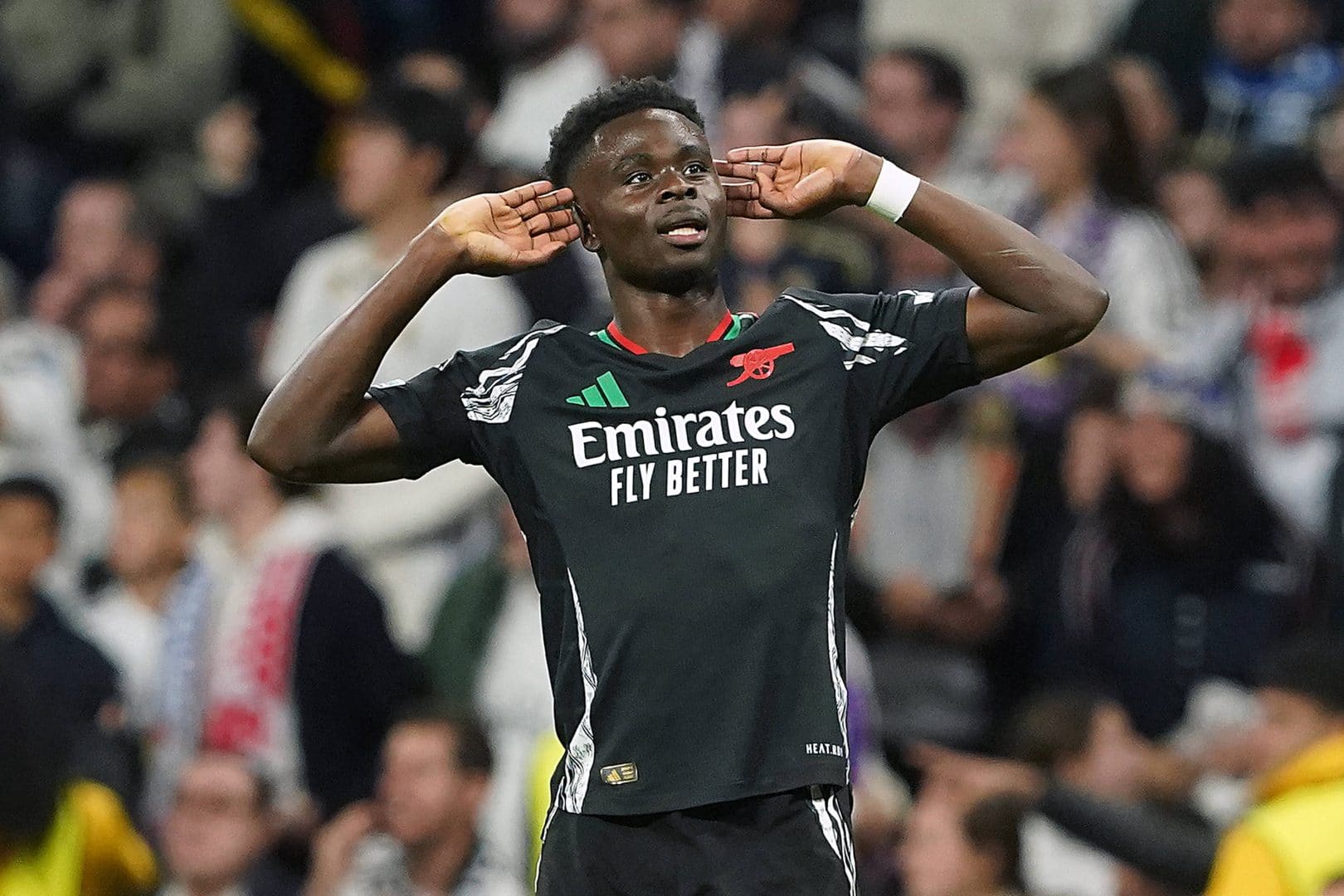 Saka celebra gol pelo Arsenal