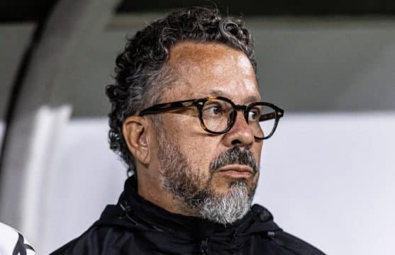 Com escolhas equivocadas, Cléber Xavier se autopressiona no comando do Santos