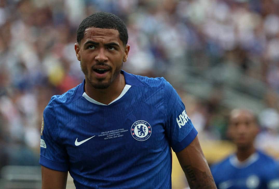 Colwill em ação pelo Chelsea