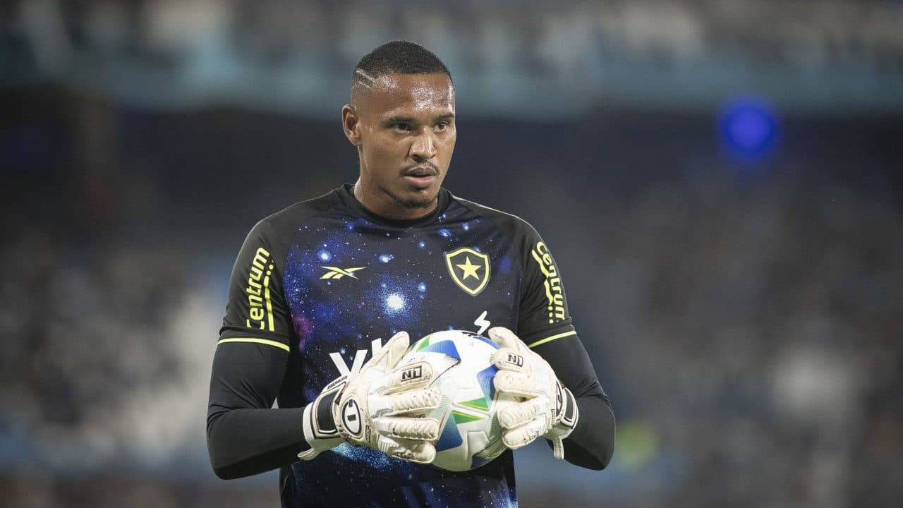 ‘Vai se arrepender’: West Ham reage à recusa de John após contratar reforço e ver Neto ir ao Botafogo