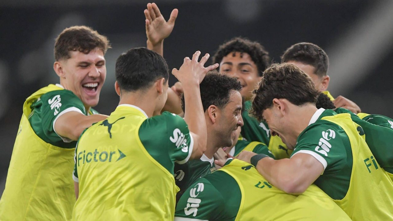 Não deu muito bem para entender como, mas Palmeiras bate o Botafogo e segue na cola do Fla