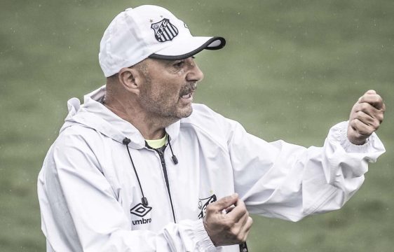 Santos abre conversas com Jorge Sampaoli e adota silêncio sobre Cléber Xavier