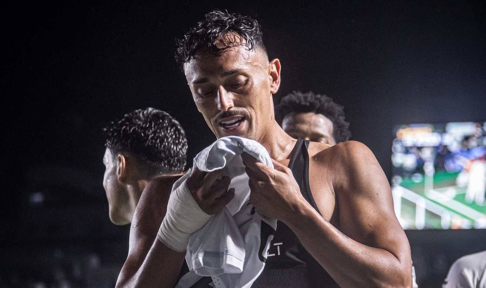 Diego Pituca beija o símbolo do Santos