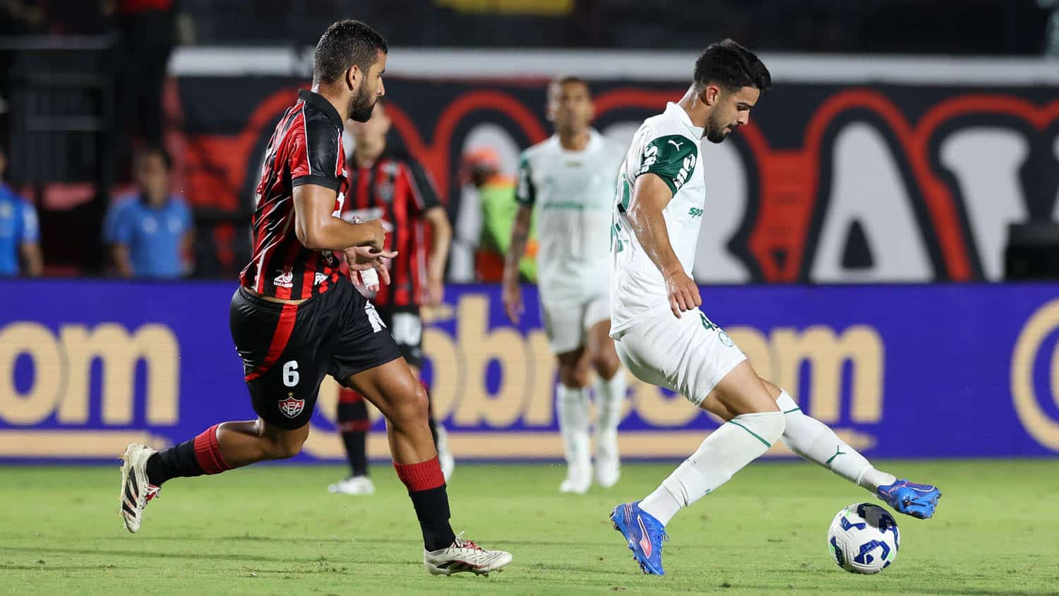 Flaco domina a bola no Barradão em empate com o Vitória