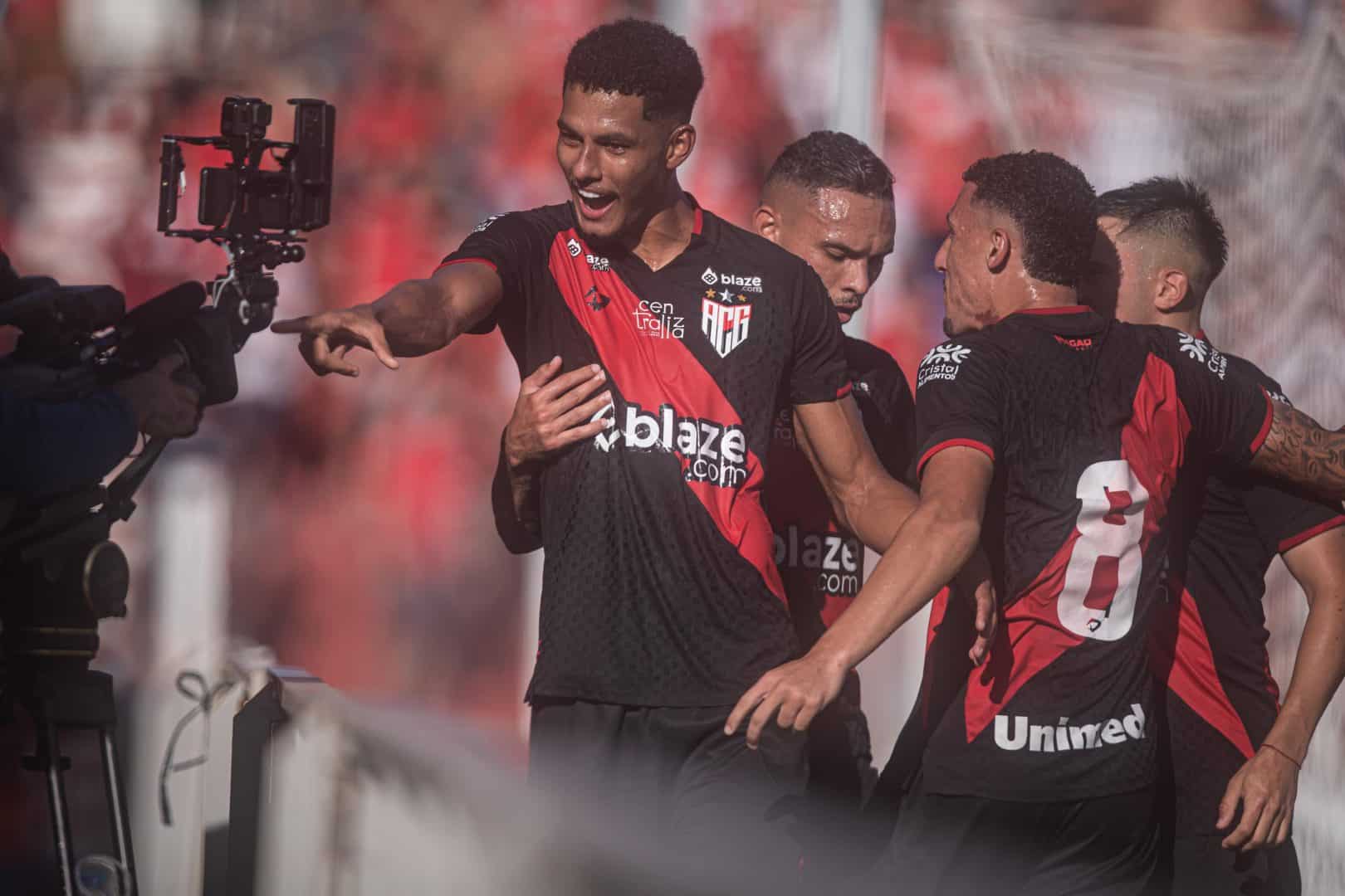Alix Vinicius é o alvo do Botafogo para a zaga (Foto: Isabela Azine/Agif/Gazeta Press)