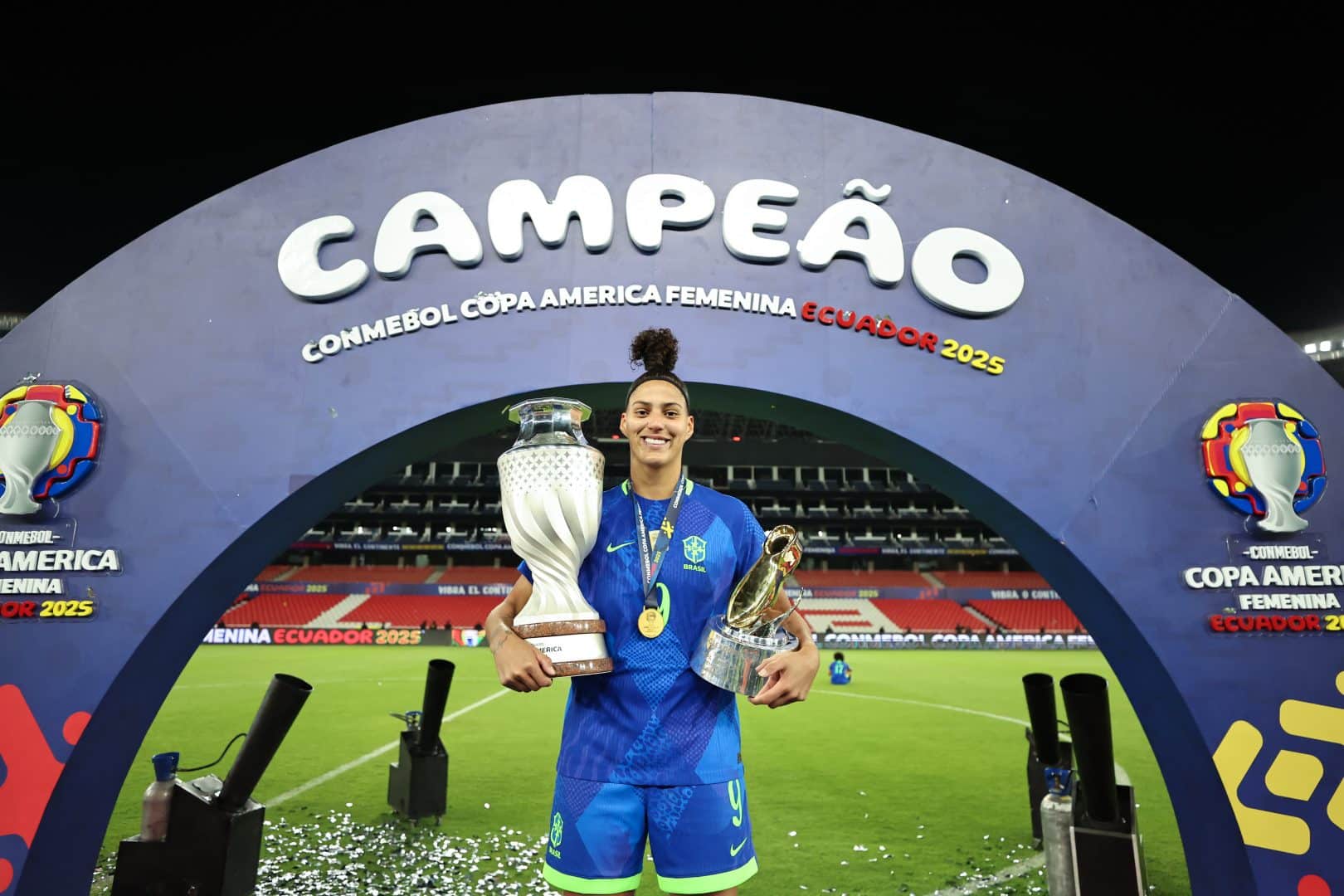 Amanda Gutierres, artilheira e campeã da Copa América com a Seleção