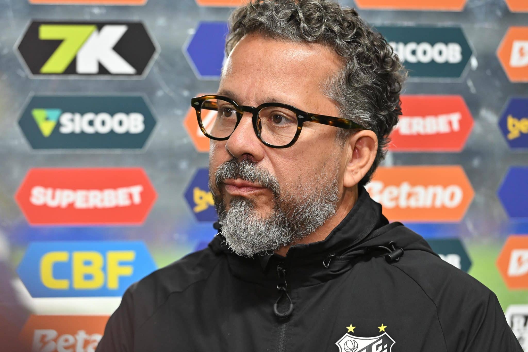 Cléber Xavier em entrevista antes de jogo
