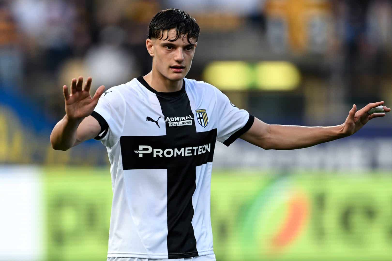 Giovanni Leoni em ação no Parma