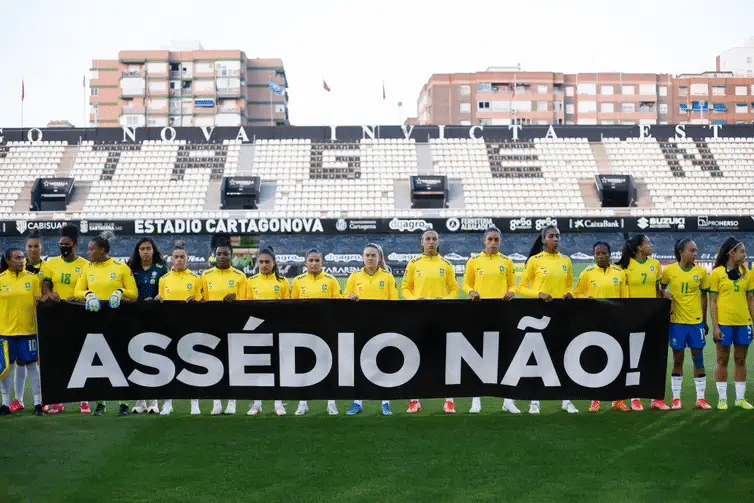 Jogadoras da seleção brasilera feminina fazem protesto, em 2021