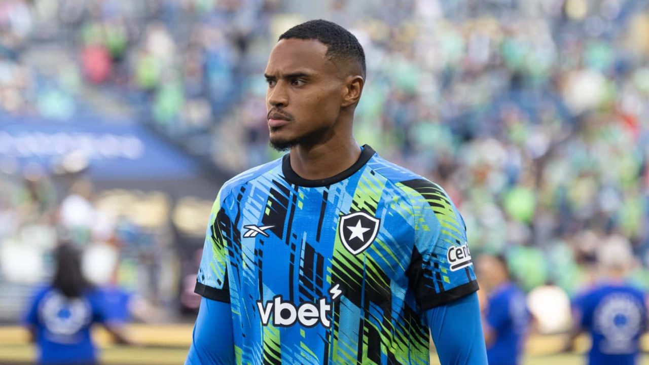 Negociação de John tem reviravolta, mas Botafogo mantém planejamento por novo goleiro