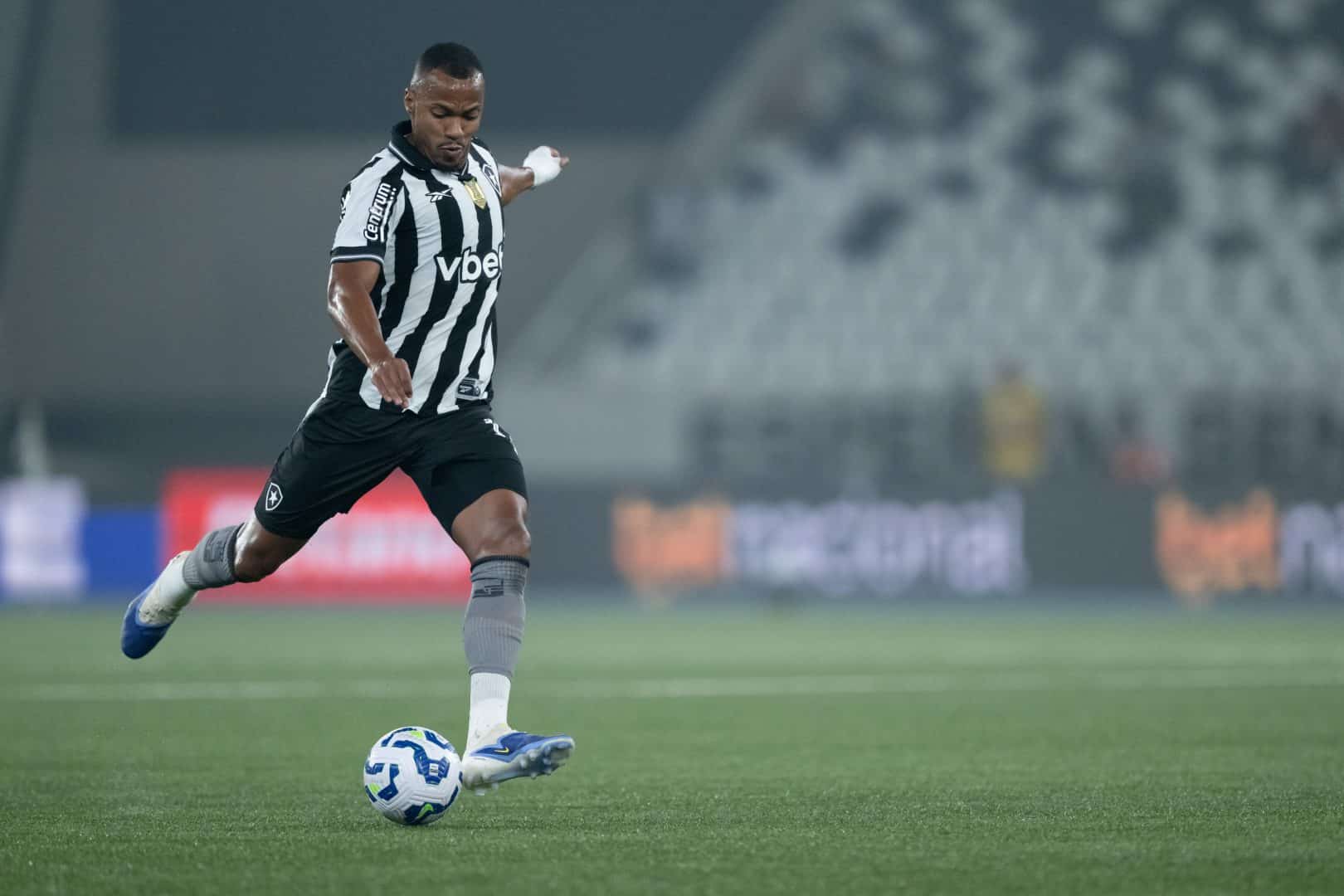 Marlon Freitas terminou o jogo contra o Palmeiras improvisado na zaga (Foto: Icon Sport)