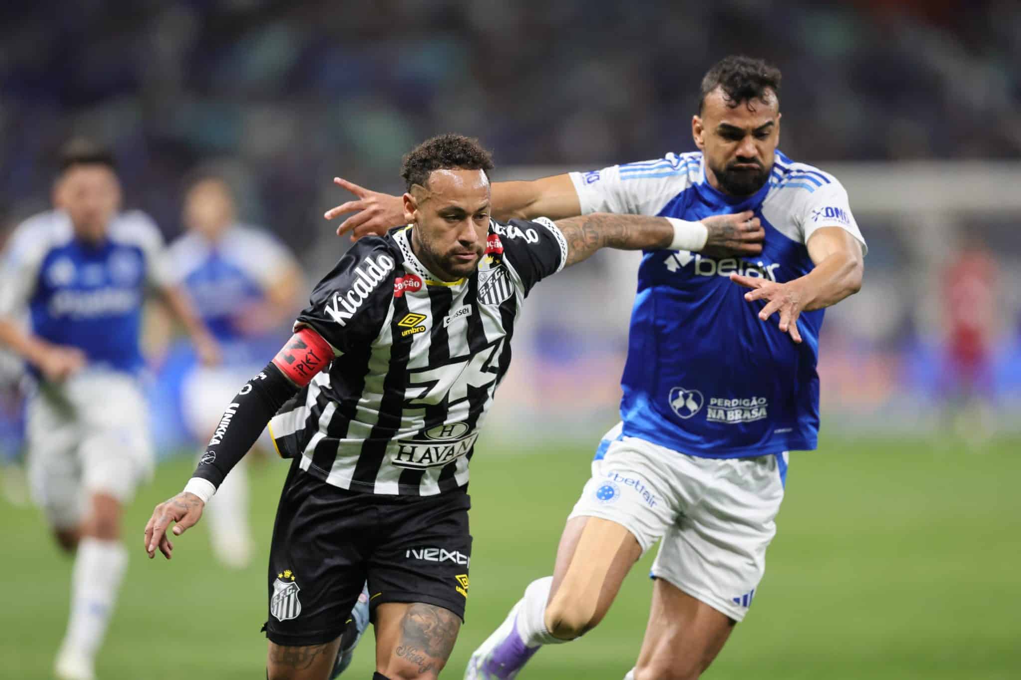 Neymar marcado de perto por Fabrício Bruno