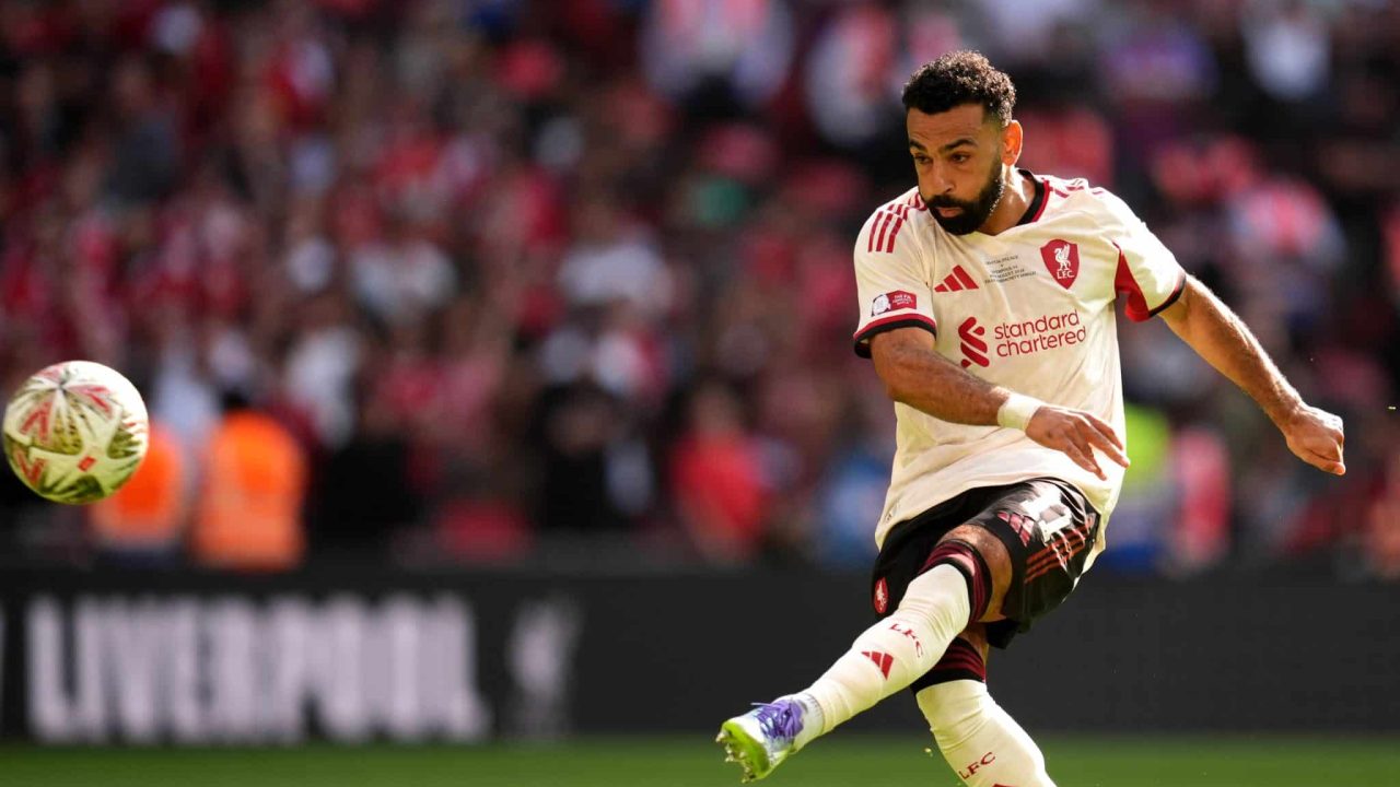 Maldição de Salah ofusca boas estreias e Liverpool perde 1° título da temporada