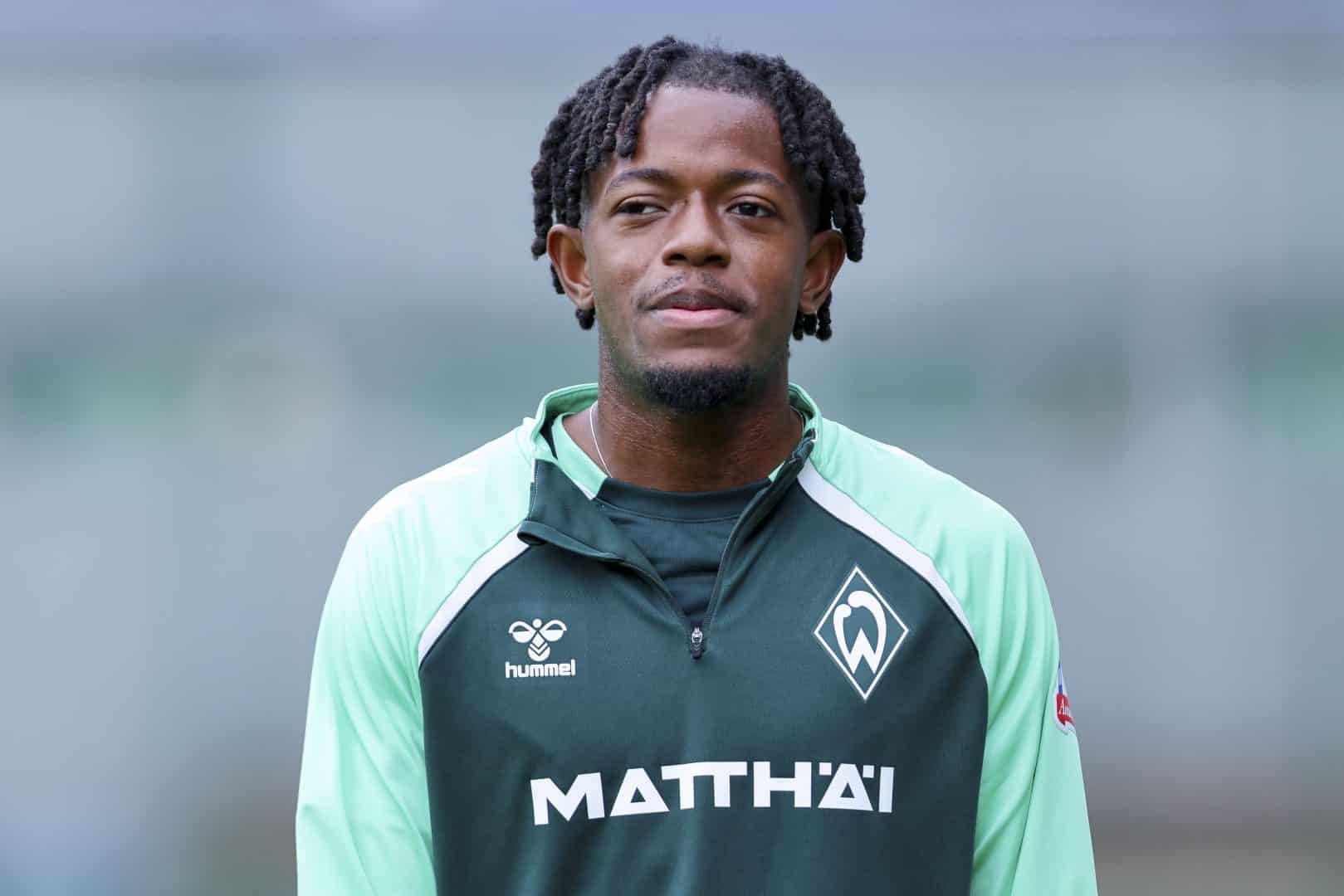 Samuel Mbangula durante treino no Werder Bremen