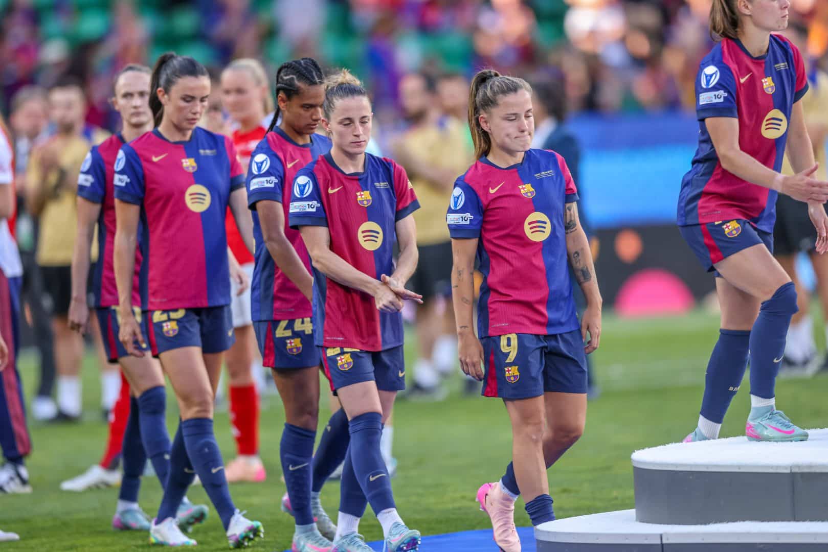 Barcelona durante premiação de vice-campeã na final da Champions League 2024/25 (Foto: IMAGO / HMB-Media)