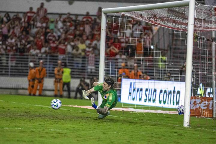 Cássio pega pênalti e é herói em classificação do Cruzeiro