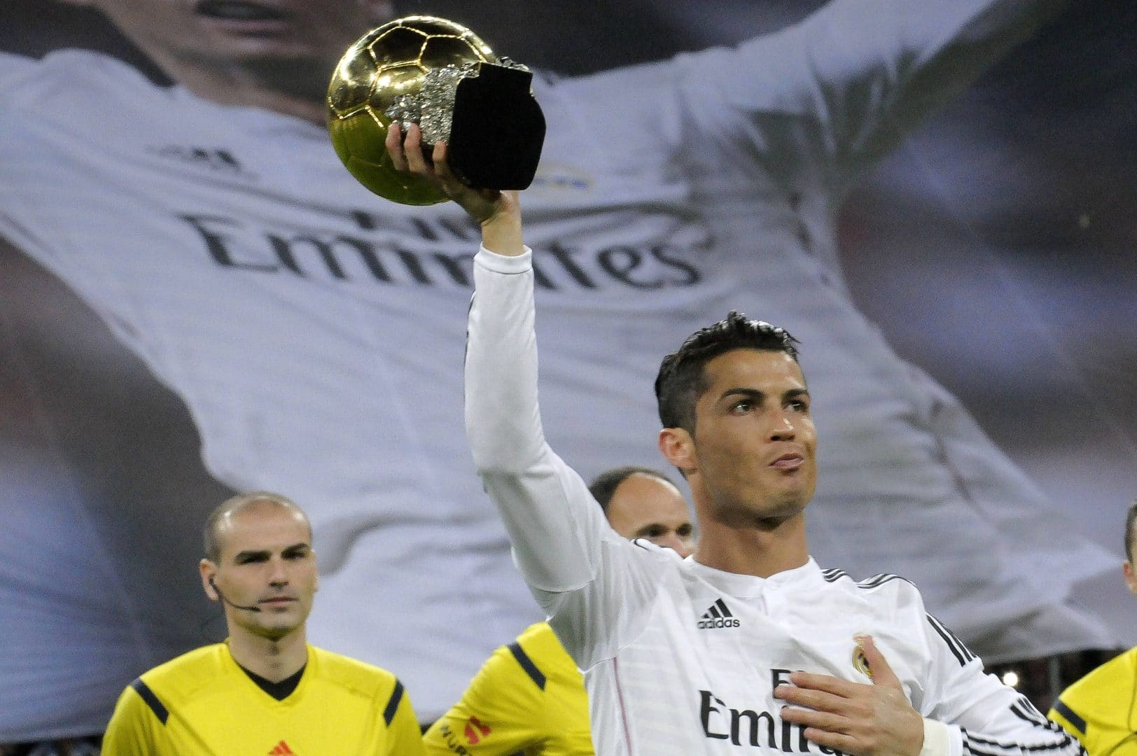 Cristiano Ronaldo ergue Bola de Ouro