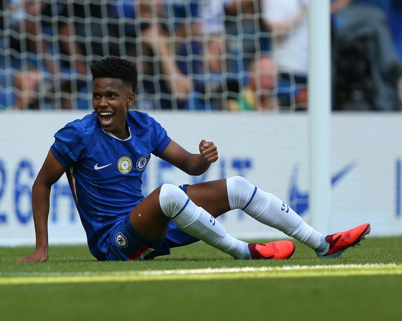 Estêvão sofre pênalti em Chelsea x Milan (Foto: Imago)