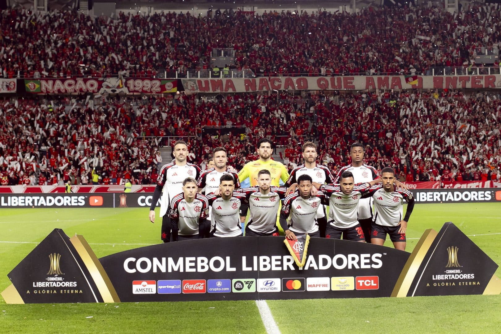 Time do Flamengo perfilado no Beira-Rio