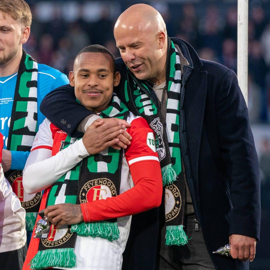 Igor Paixão e Arne Slot após o Feyenoord conquistar a Copa da Holanda