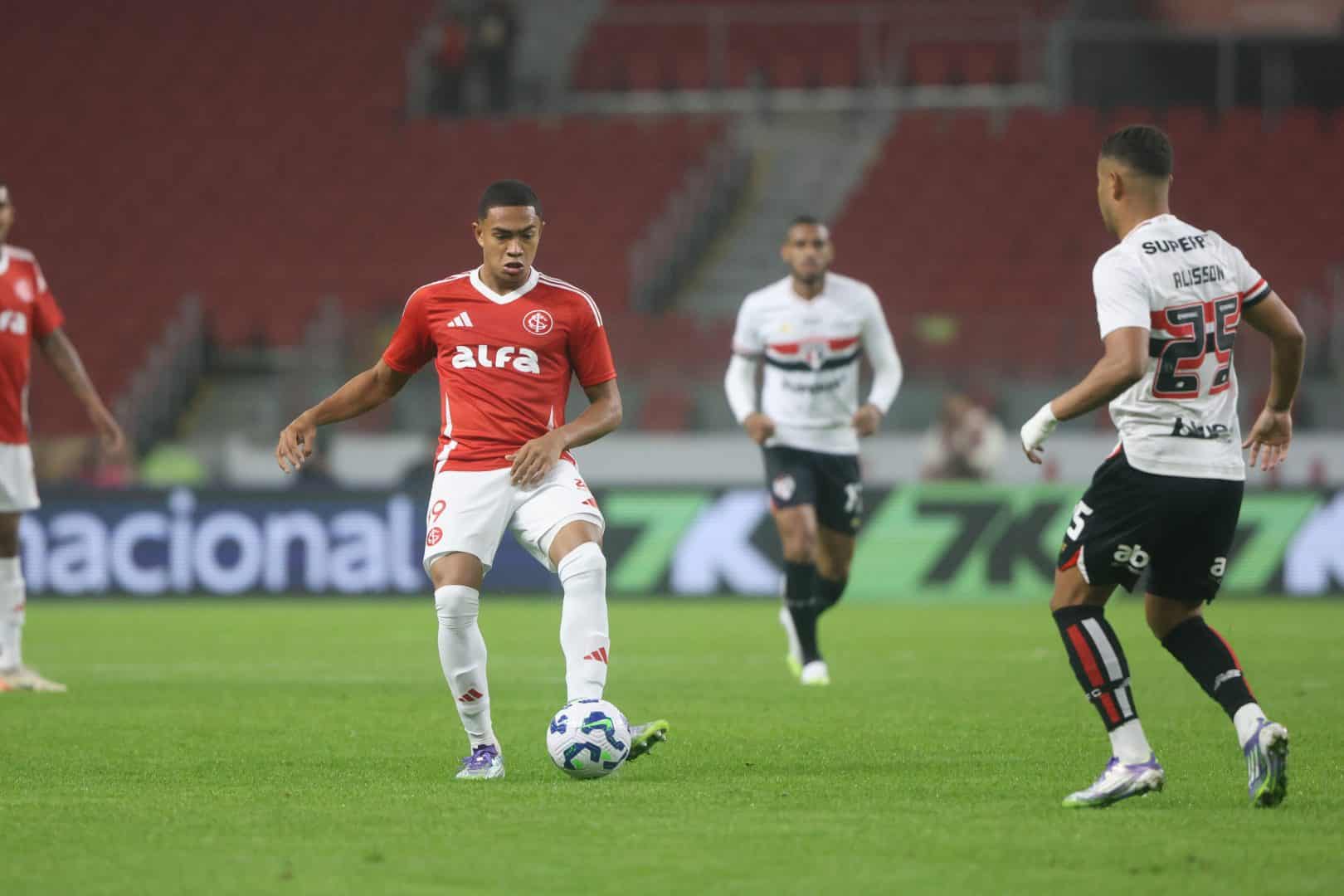 Luis Otávio é marcado por Alisson em jogo entre Inter e São Paulo