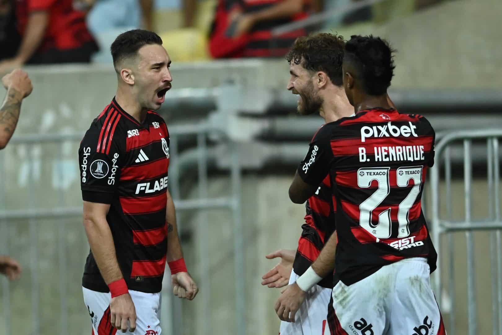 Léo Pereira e Léo Ortiz celebram gol do Flamengo