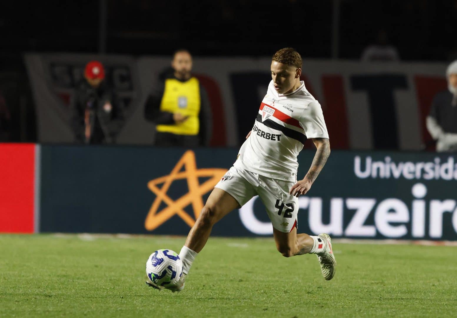 Maik, em ação pelo São Paulo contra o Vitória
