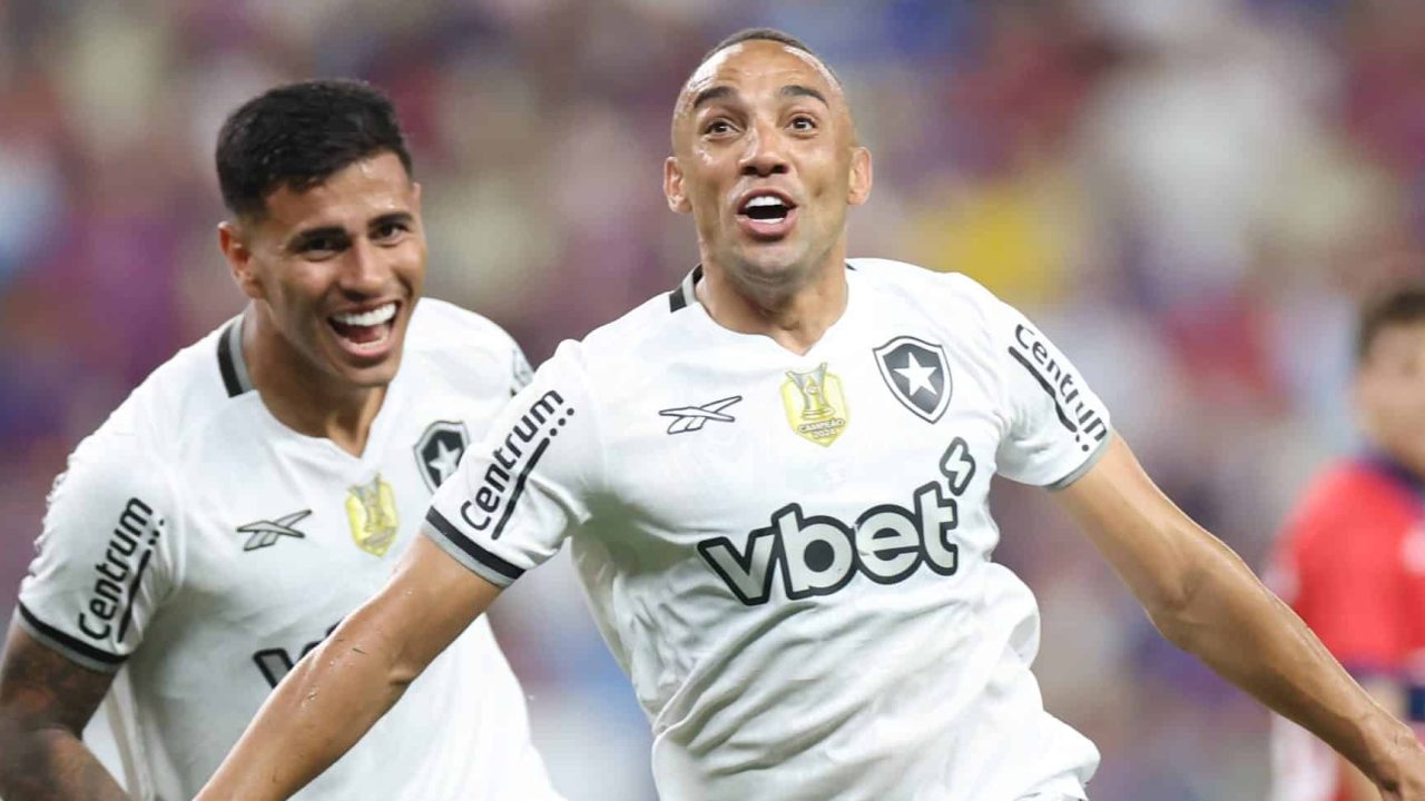 Marçal se reinventa em nova posição e guia Botafogo em goleada contra o Fortaleza