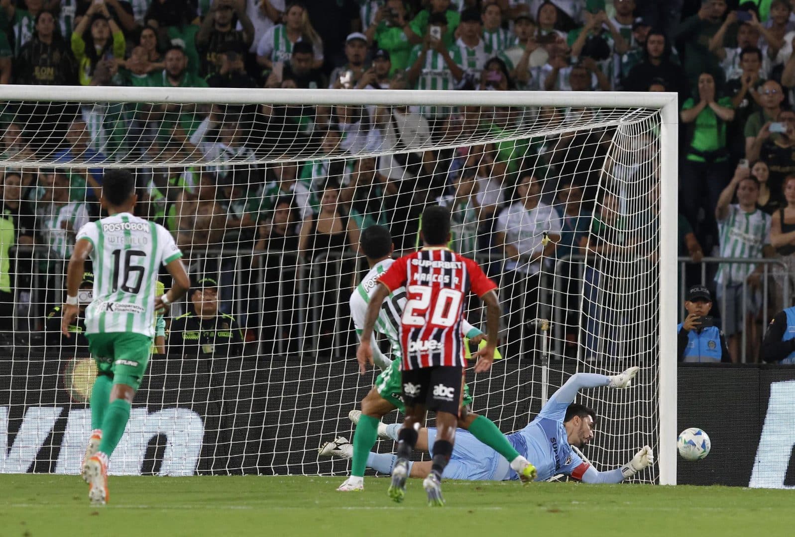 Rafael foi o herói do empate em 0 a 0 do São Paulo com o Atlético Nacional
