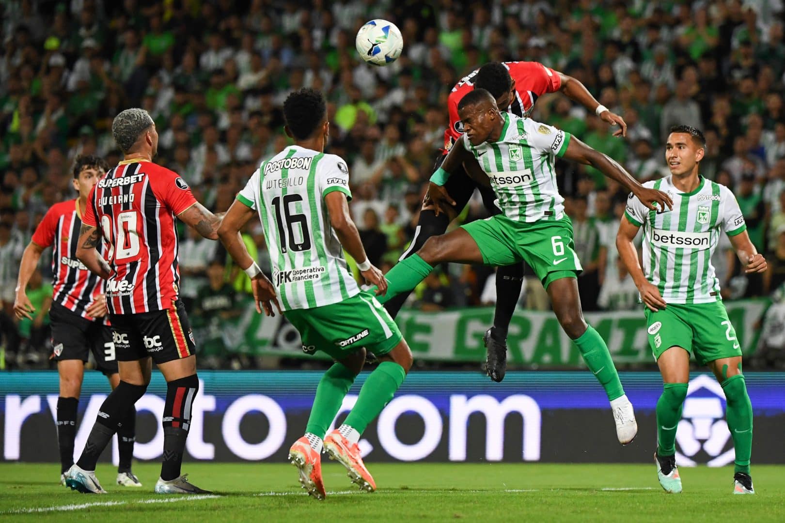 Sabino disputa a bola aérea contra o Atlético Nacional