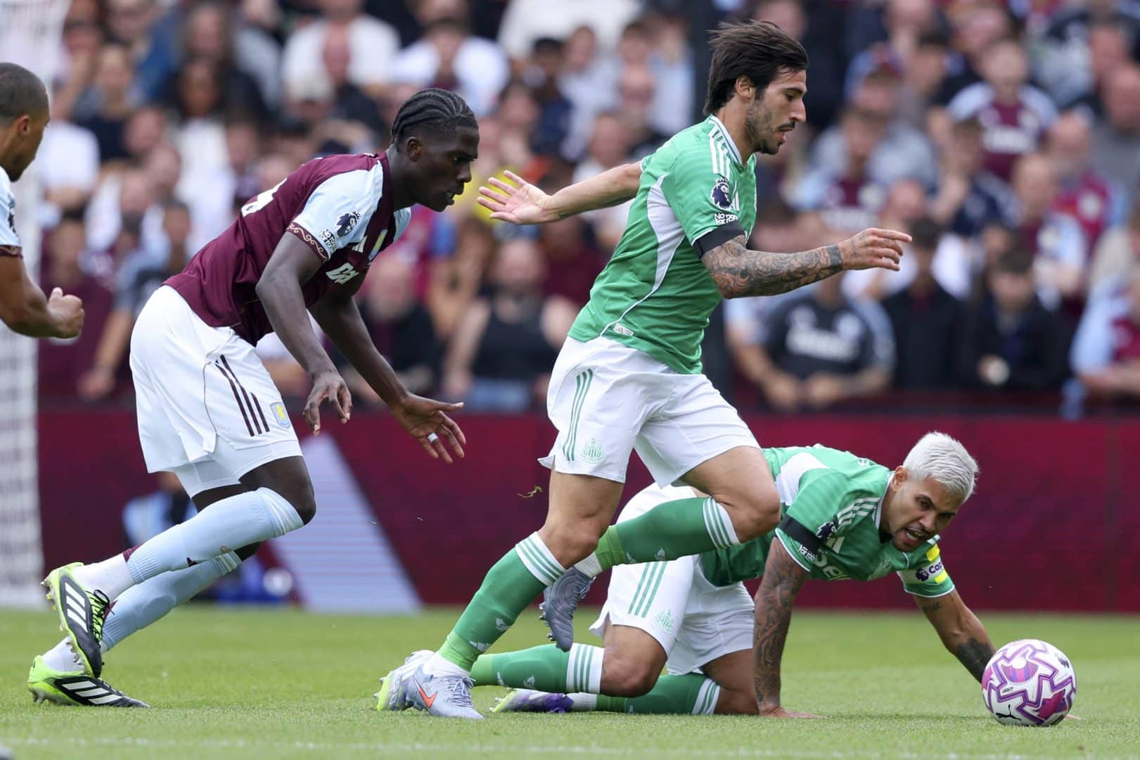 Tonali em ação pelo Newcastle