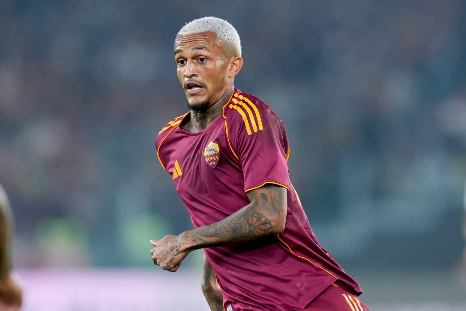 Wesley joga até fora de função na Roma, chama atenção e desbanca ex ...