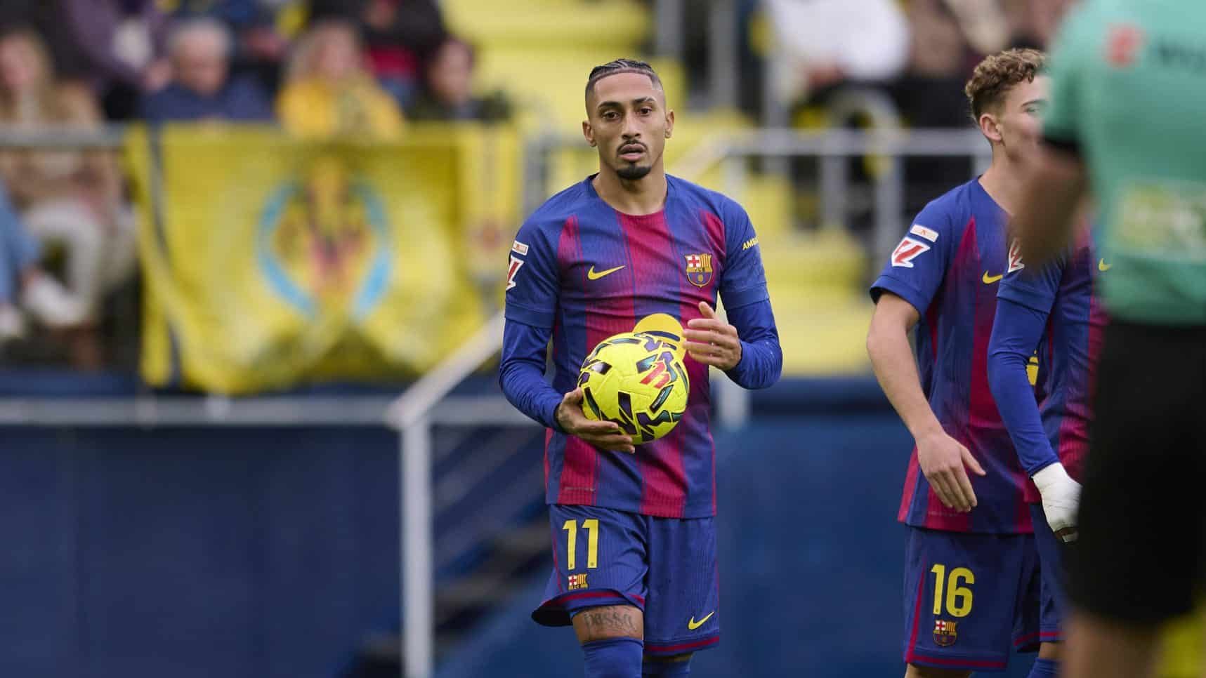 Raphinha salva Barcelona contra Villarreal e d&aacute; resposta ao The Best