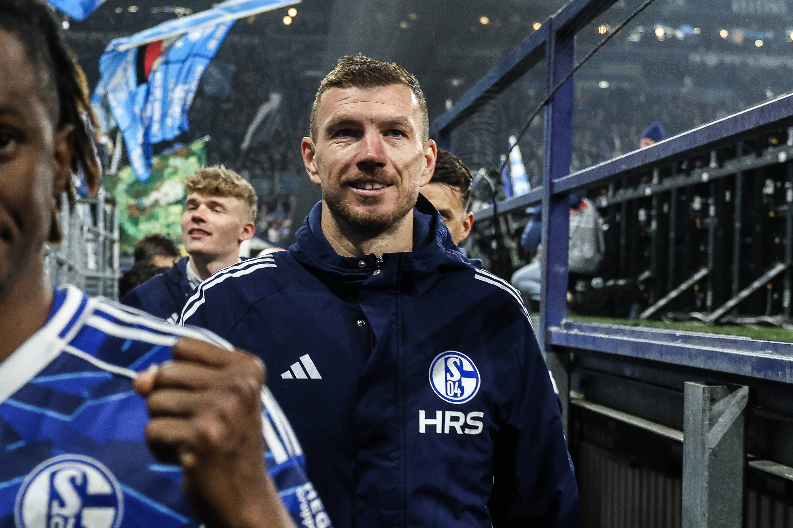 Do WhatsApp à liderança: Como mensagem de Dzeko recolocou o Schalke no rumo da Bundesliga
