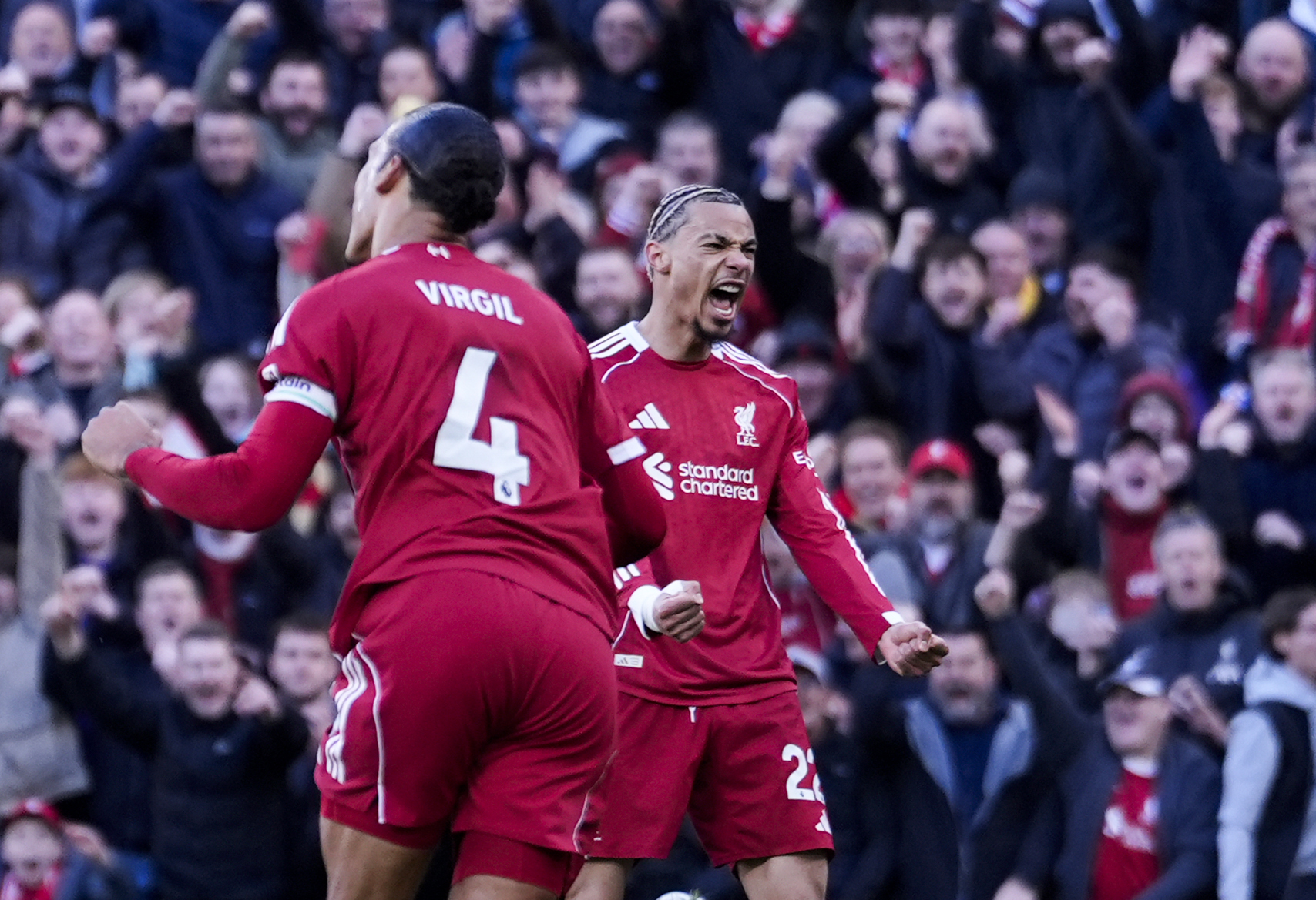 Liverpool leva sustos, mas vence West Ham com chuva de gols e brilho de ‘faz tudo’