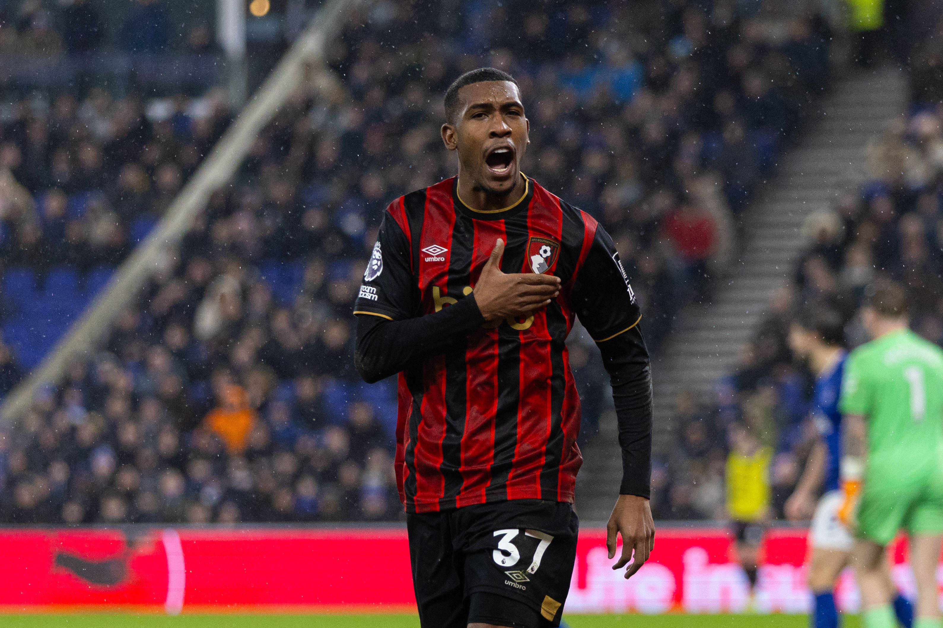 ‘Faz parecer fácil’: Rayan impressiona técnico do Bournemouth, que resgata aprendizado no Vasco