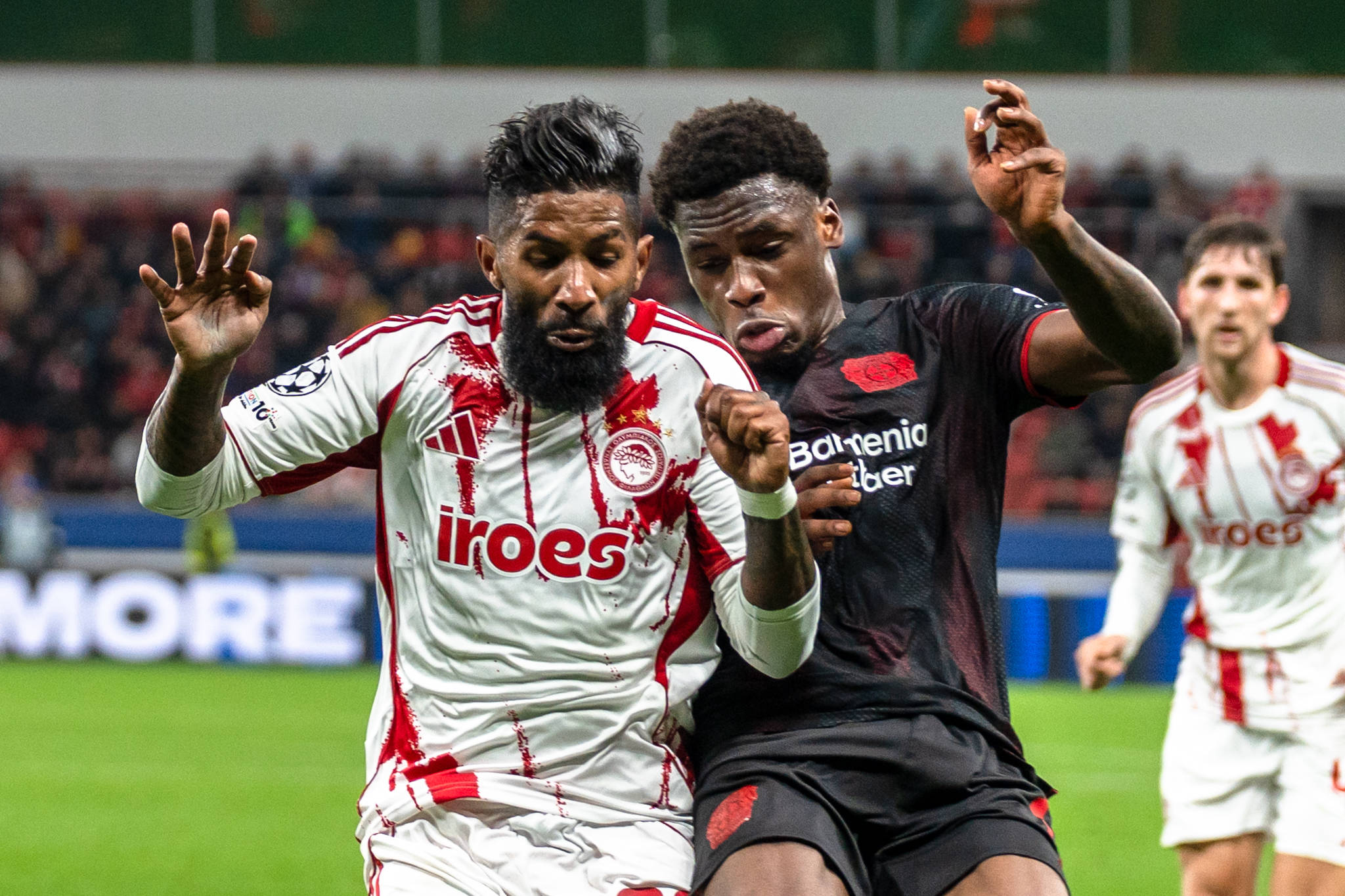 Rodinei faz bom jogo, mas não impede queda de brasileiros na Champions League