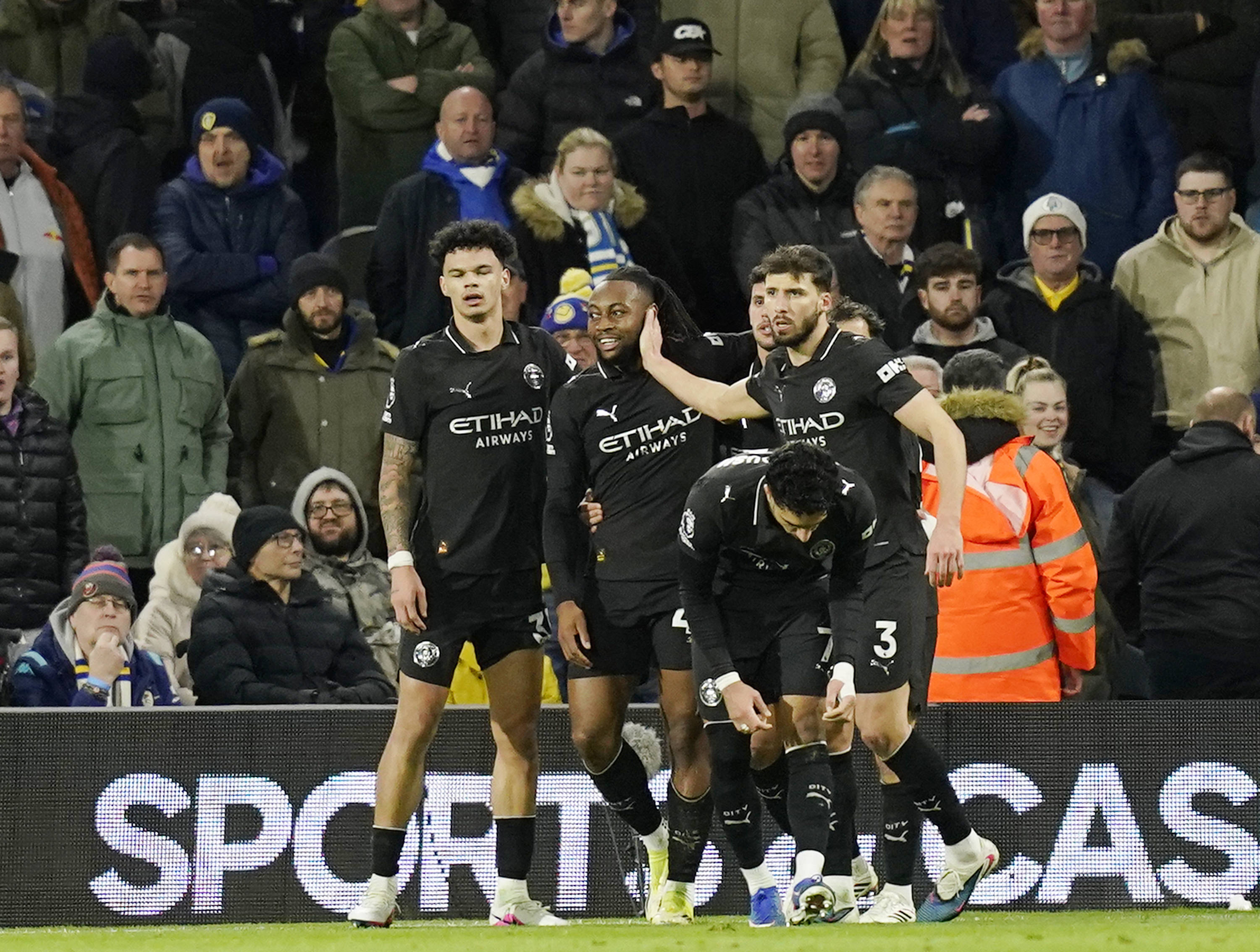 Sem Haaland, Guardiola transforma teoria em prática, City vence e segue na caça ao Arsenal
