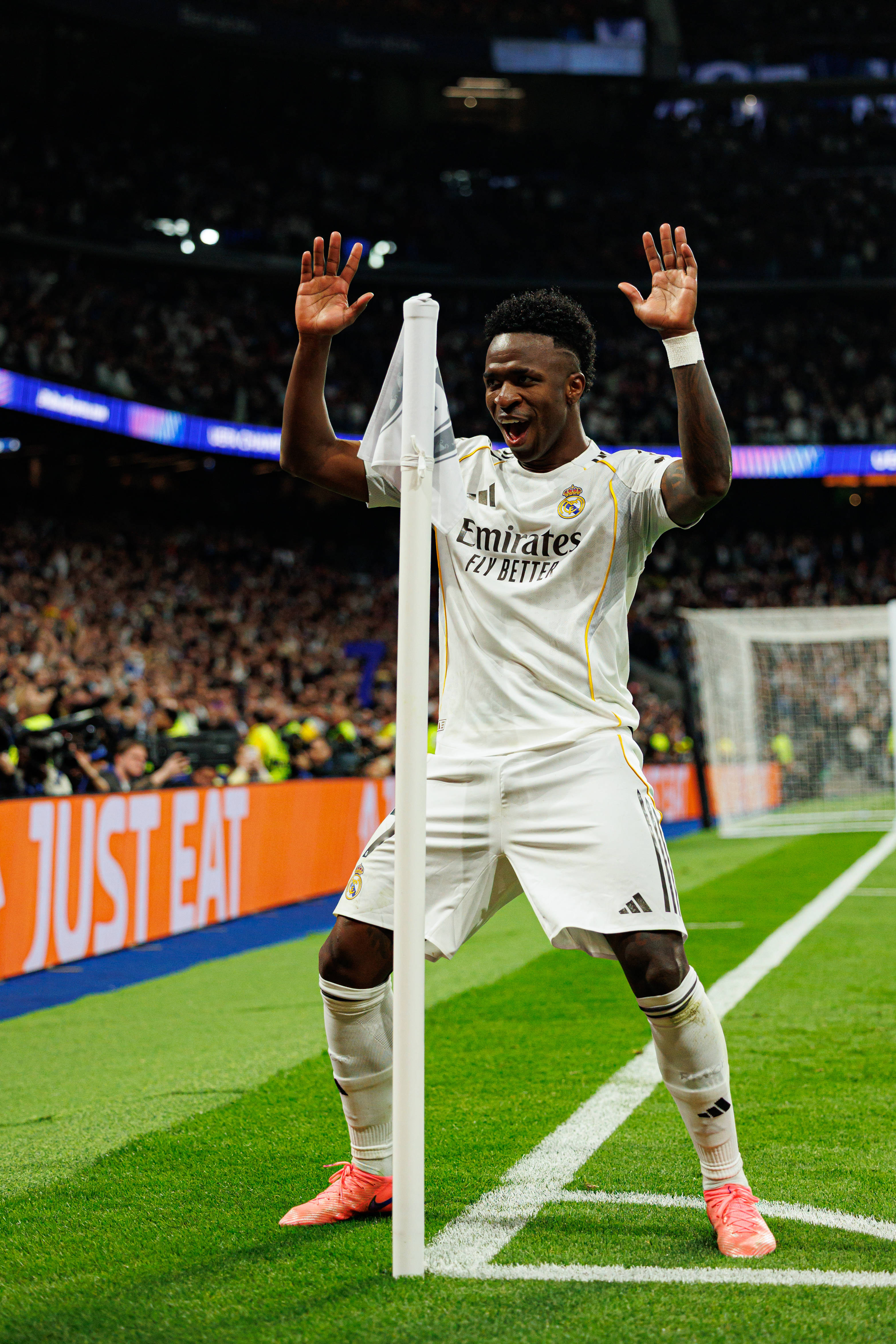 Vinicius Júnior baila na cara do Benfica em dia de Real Madrid com velha aura na Champions