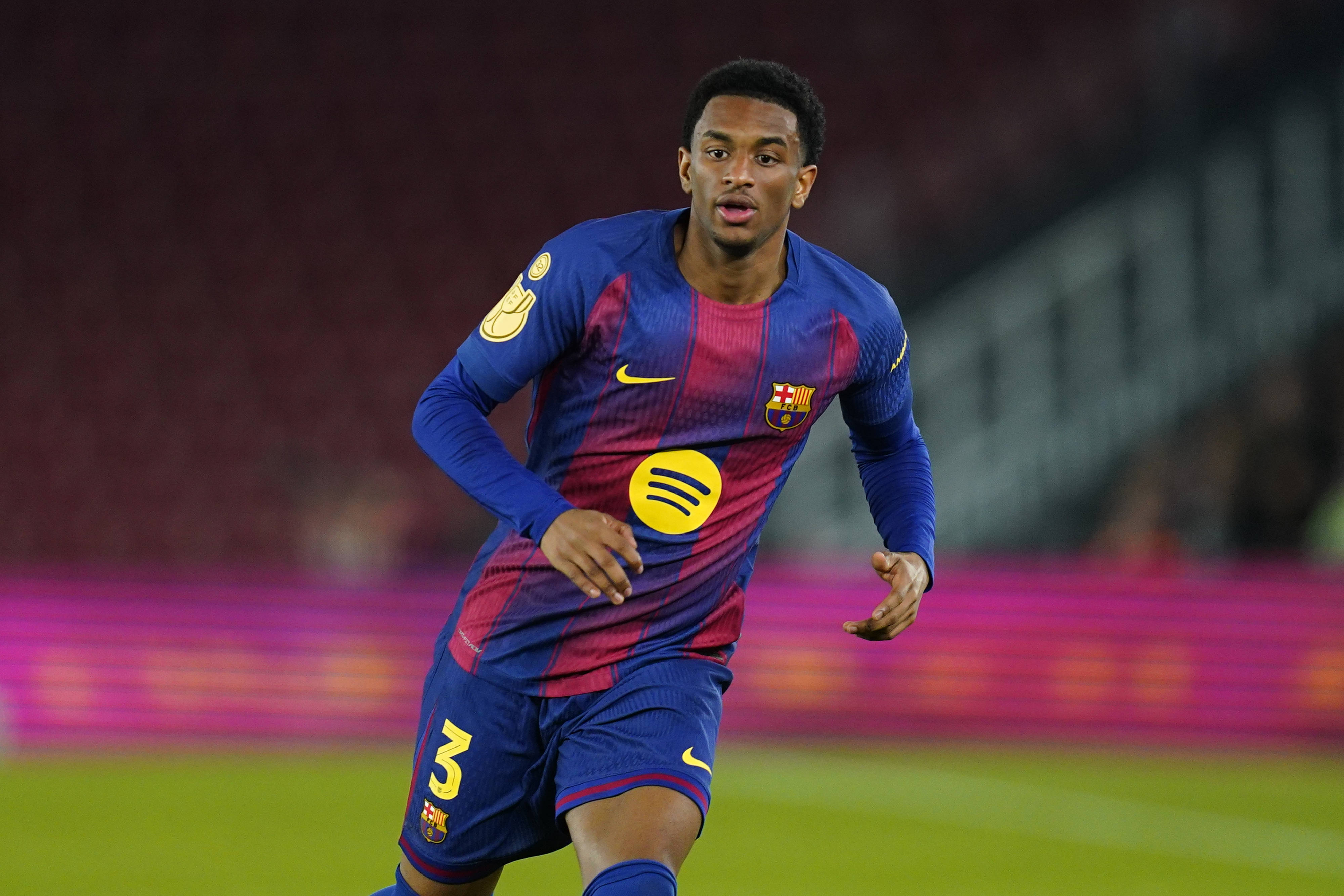 Titular do Barcelona fecha a porta para Manchester United apesar de concorrência na posição