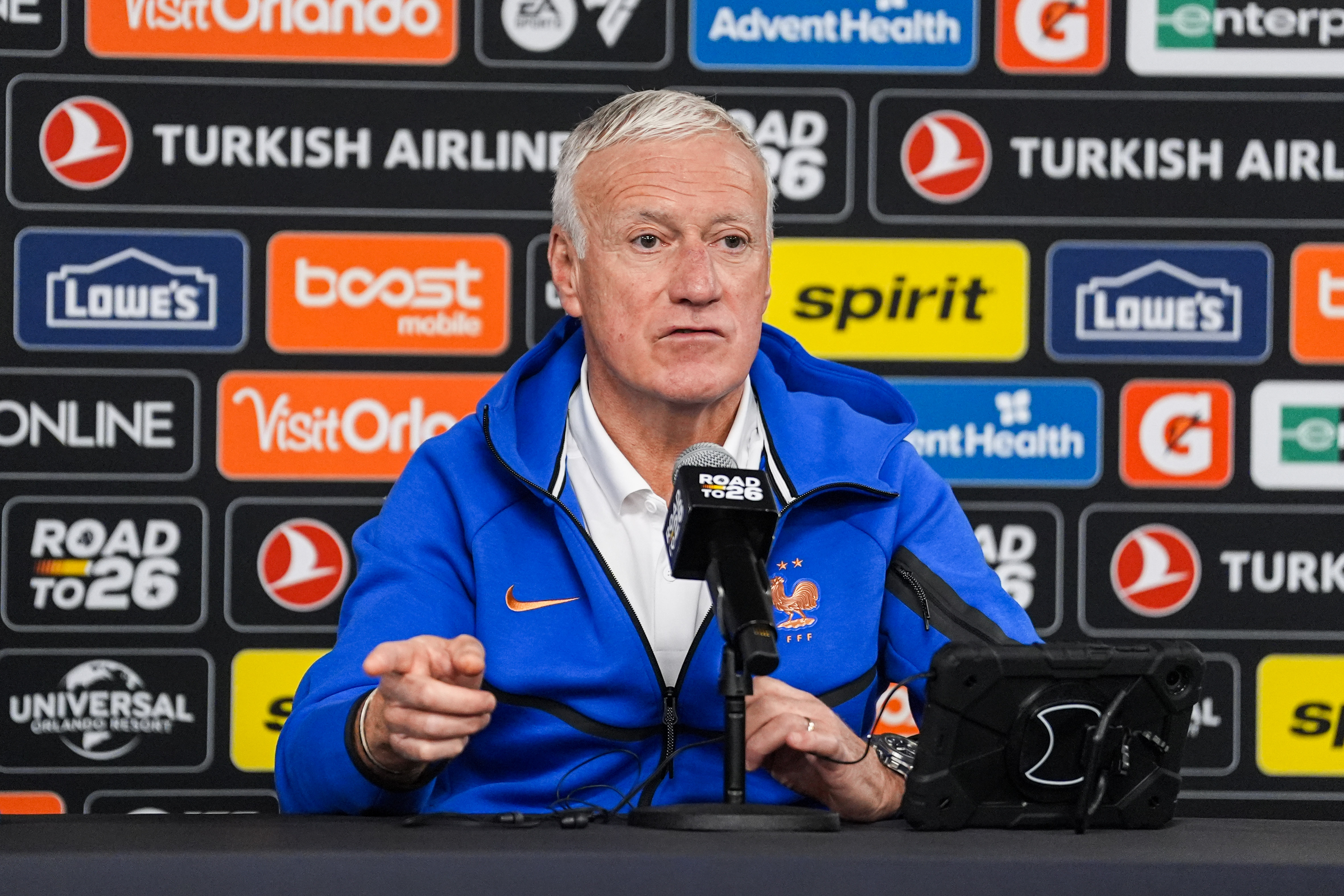 ‘Ele disse isso?’: Deschamps breca empolgação após declaração de veterano do elenco