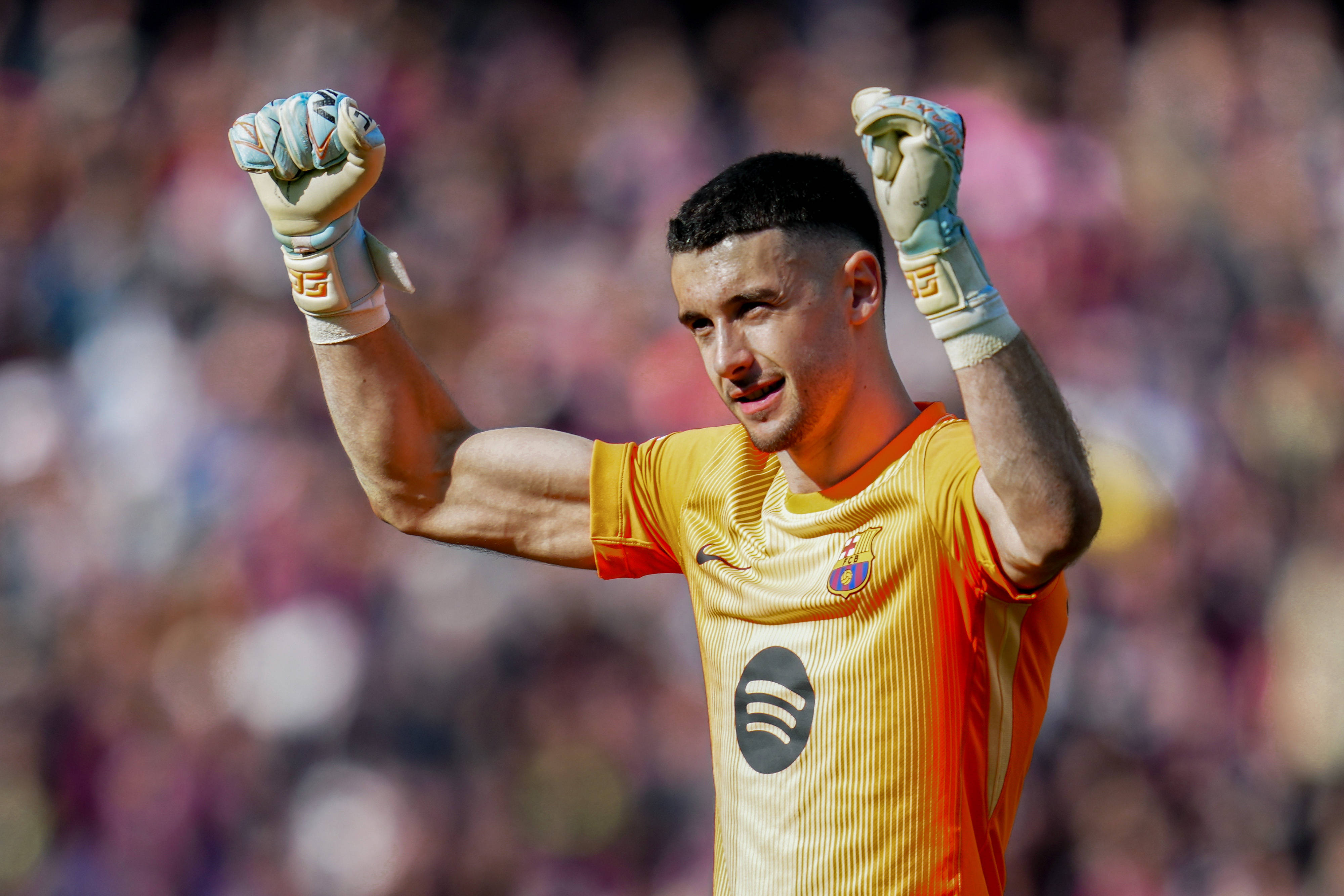‘Nunca se sabe’: Goleiro rival vira alvo do Barcelona, troca elogios com García e ‘cava vaga’