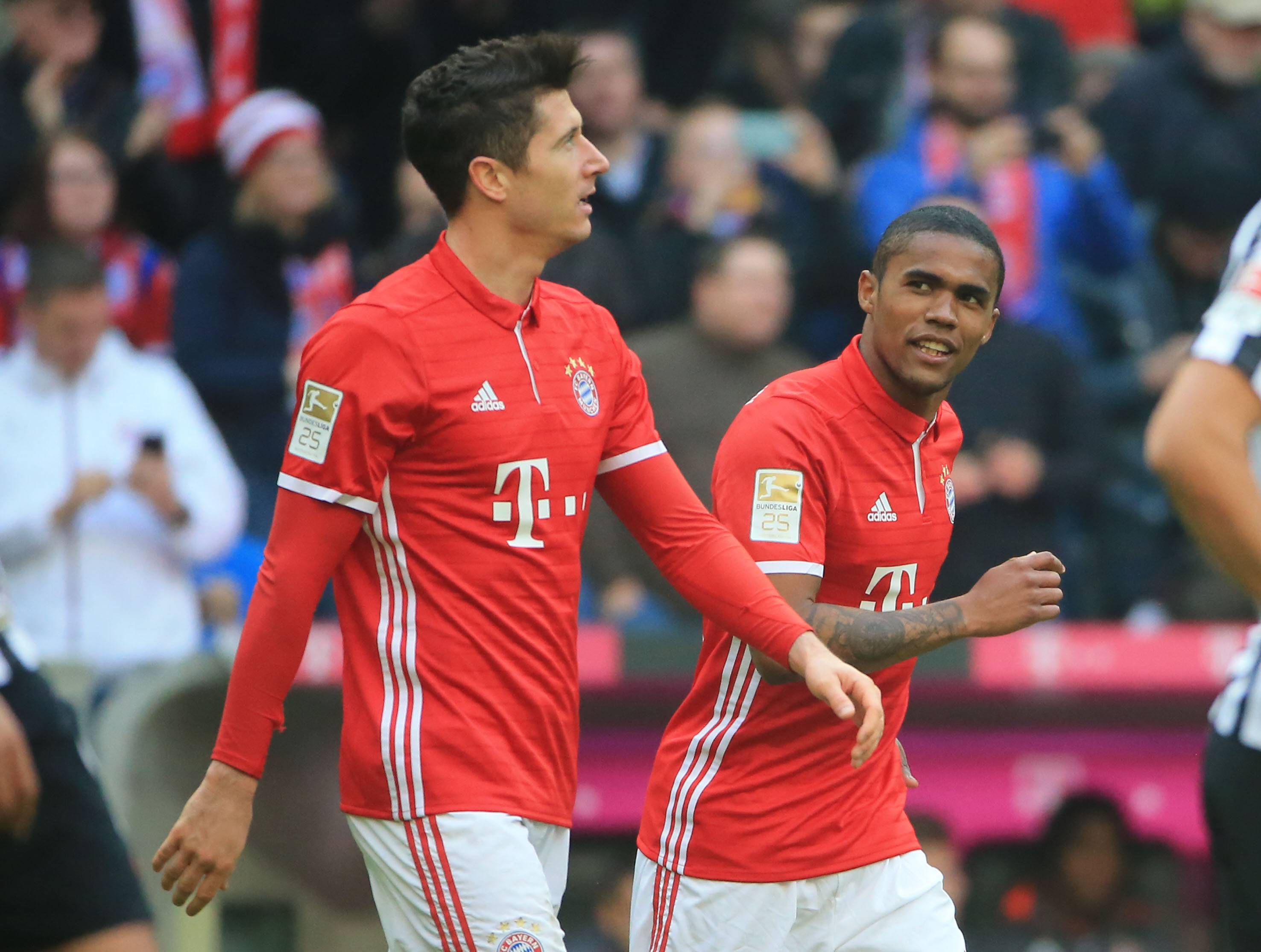 ‘Seria perfeito’: Douglas Costa recomenda Lewandowski para ex-clube