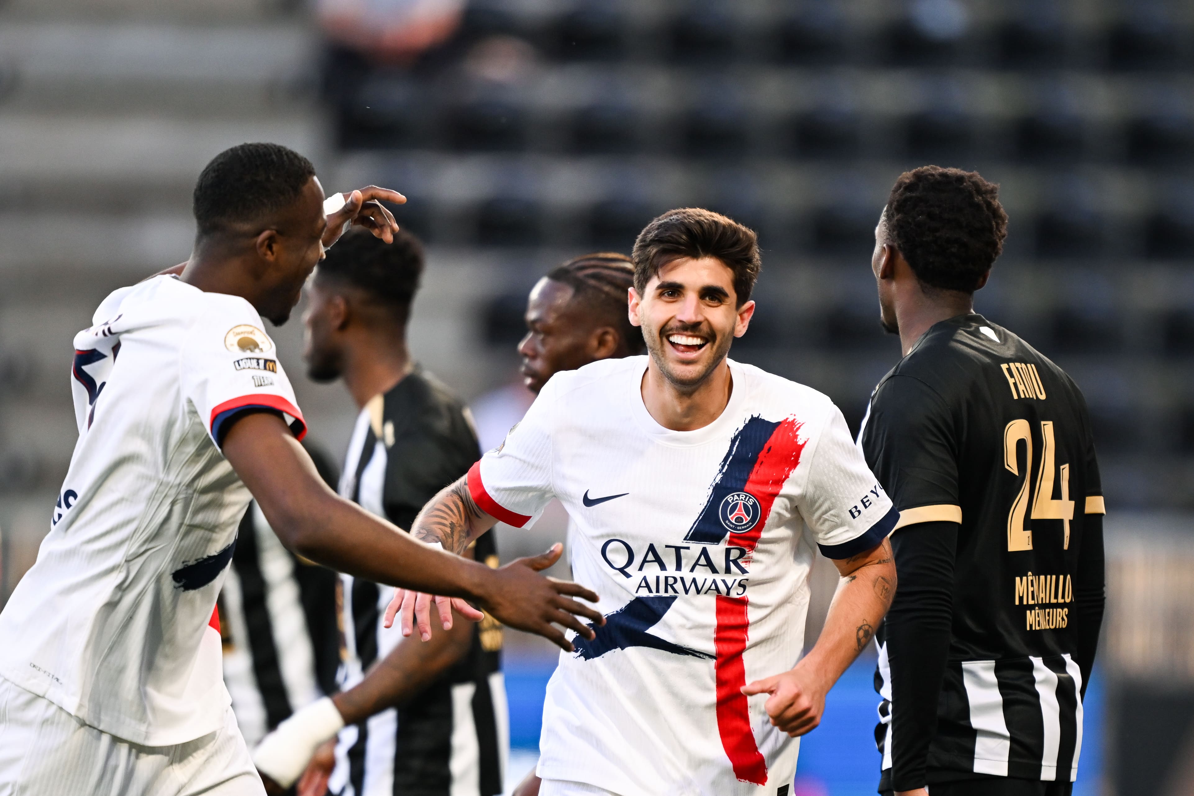 Comparado à lenda do Barcelona, Beraldo vive melhor momento na França em função inusitada