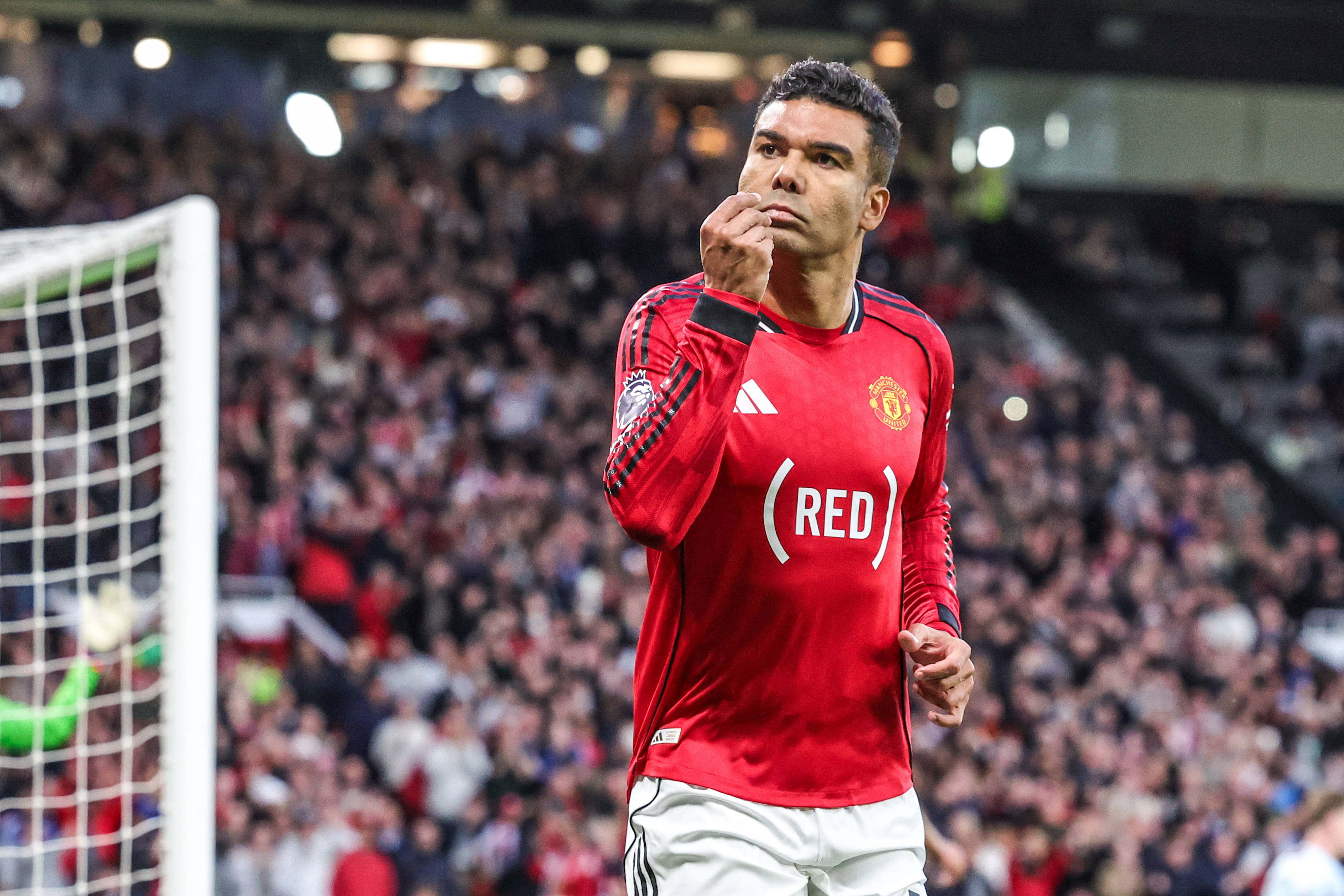 Com Igor Thiago abaixo, Casemiro se consolida como fator surpresa do Manchester United